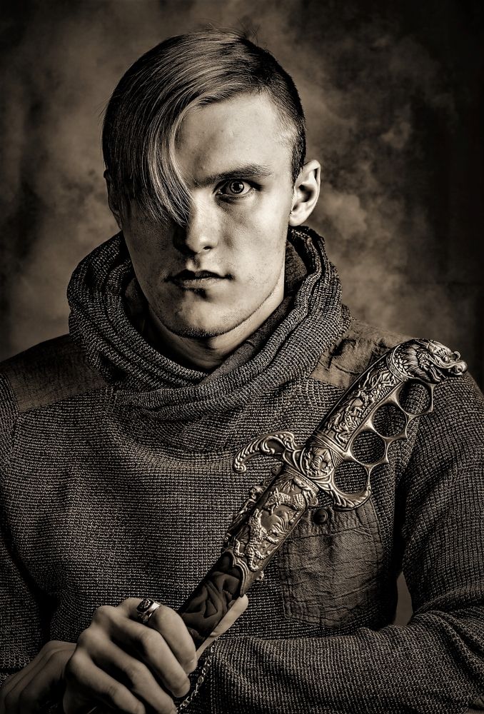 Воин с саблей.