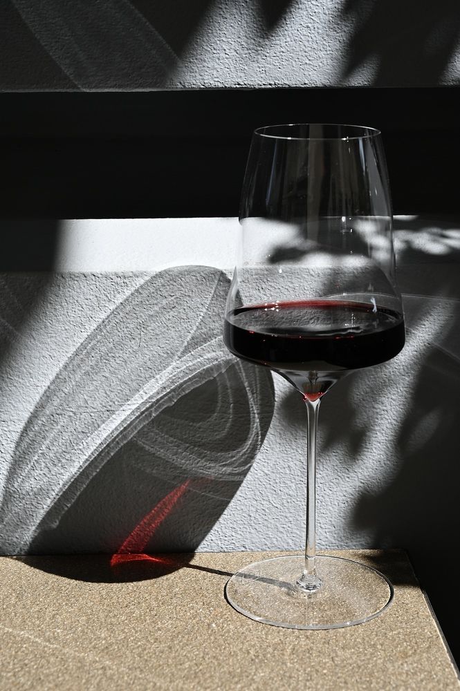 Вино в красивом бокале.