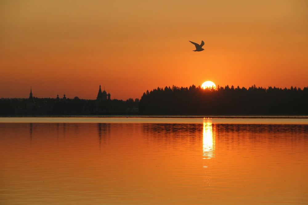 Восход над Валдайским озером