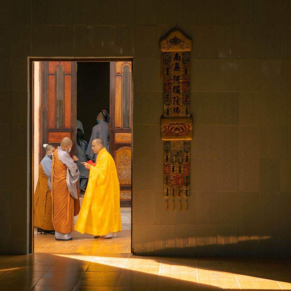 The abbot is bringing fortune to the Buddhists