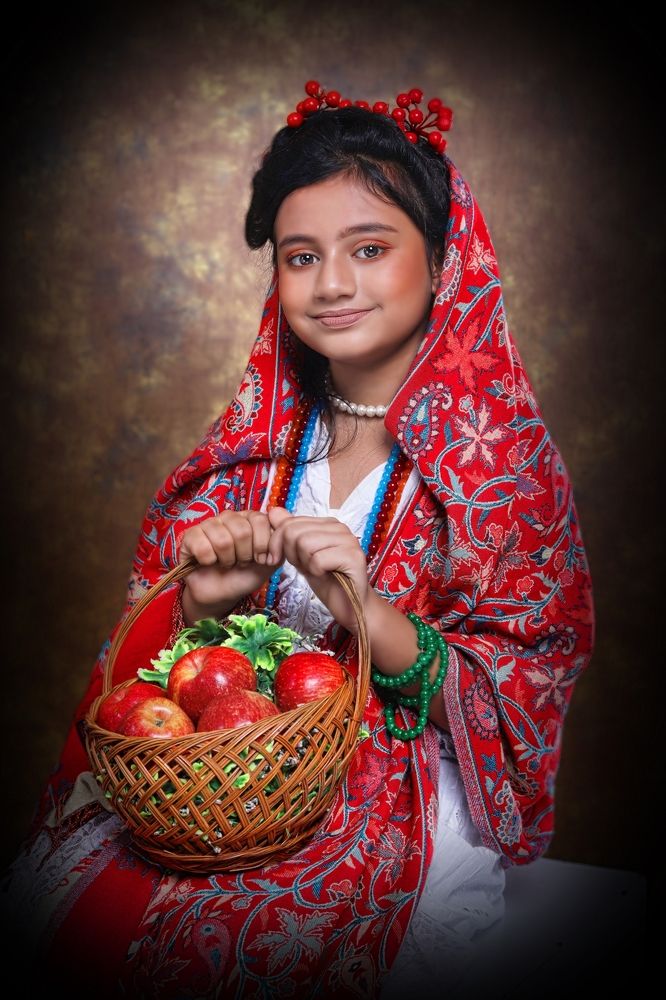 AKRITI WITH FRUIT BASKET