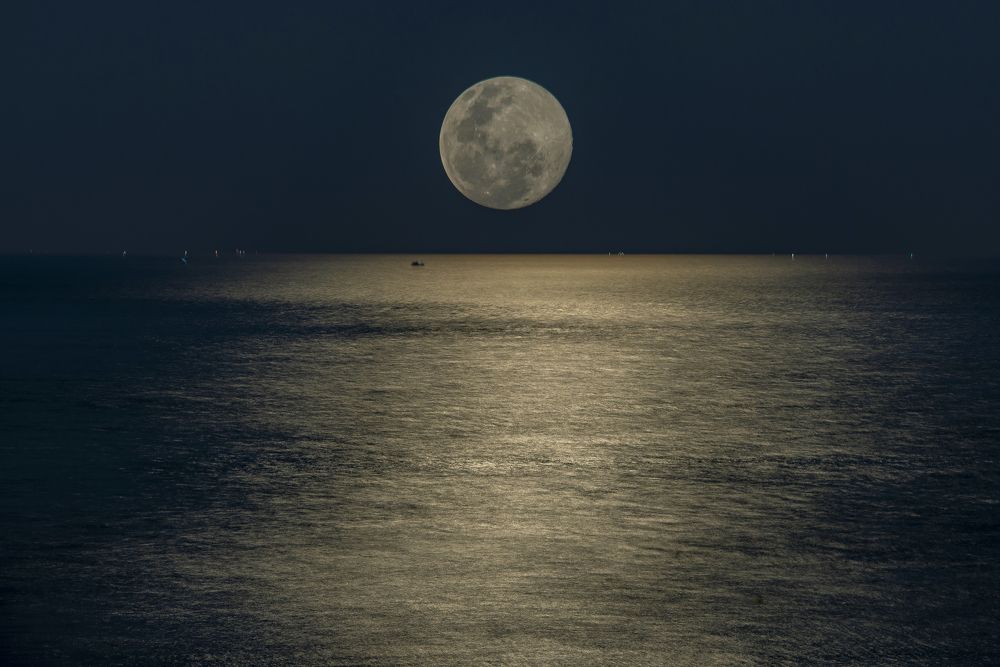 TRĂNG RẰM TRÊN BIỂN