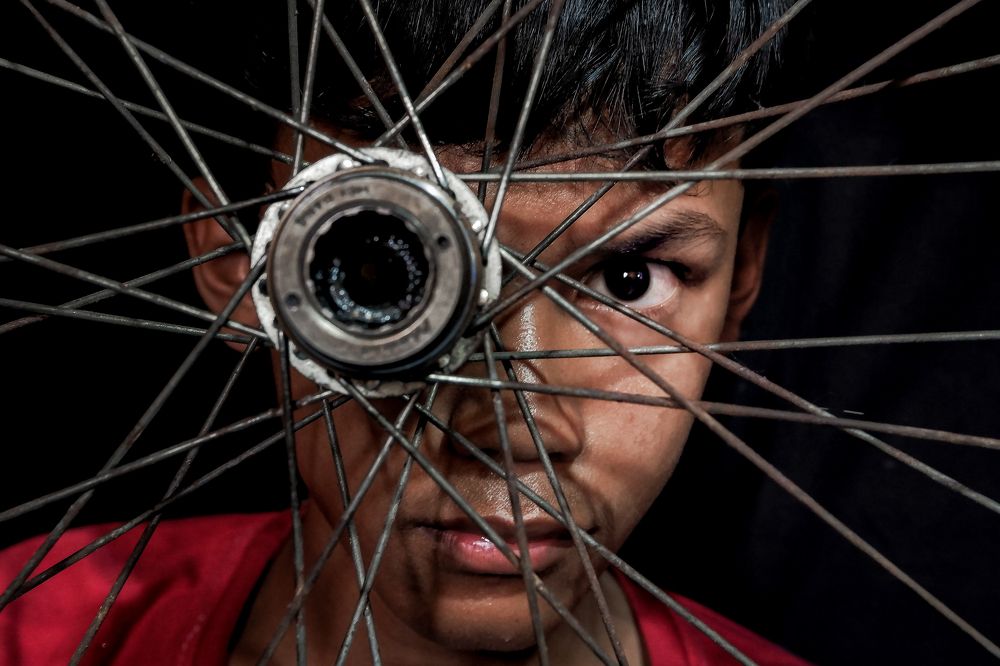 Eye between the lines bar