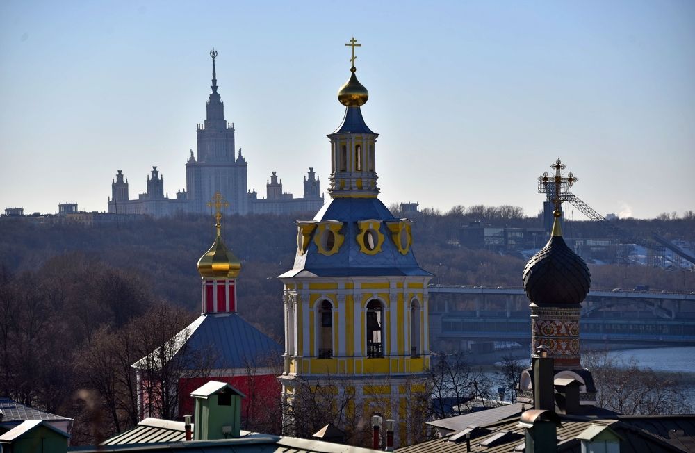 Храм Божий на фоне храма Науки