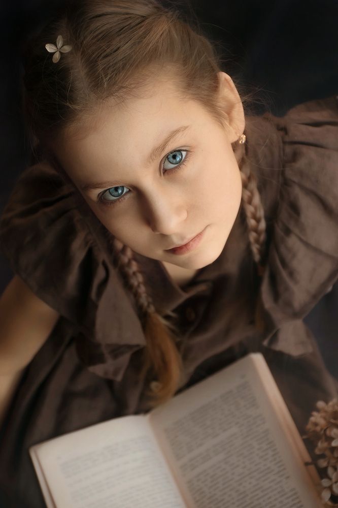 Читающая девочка