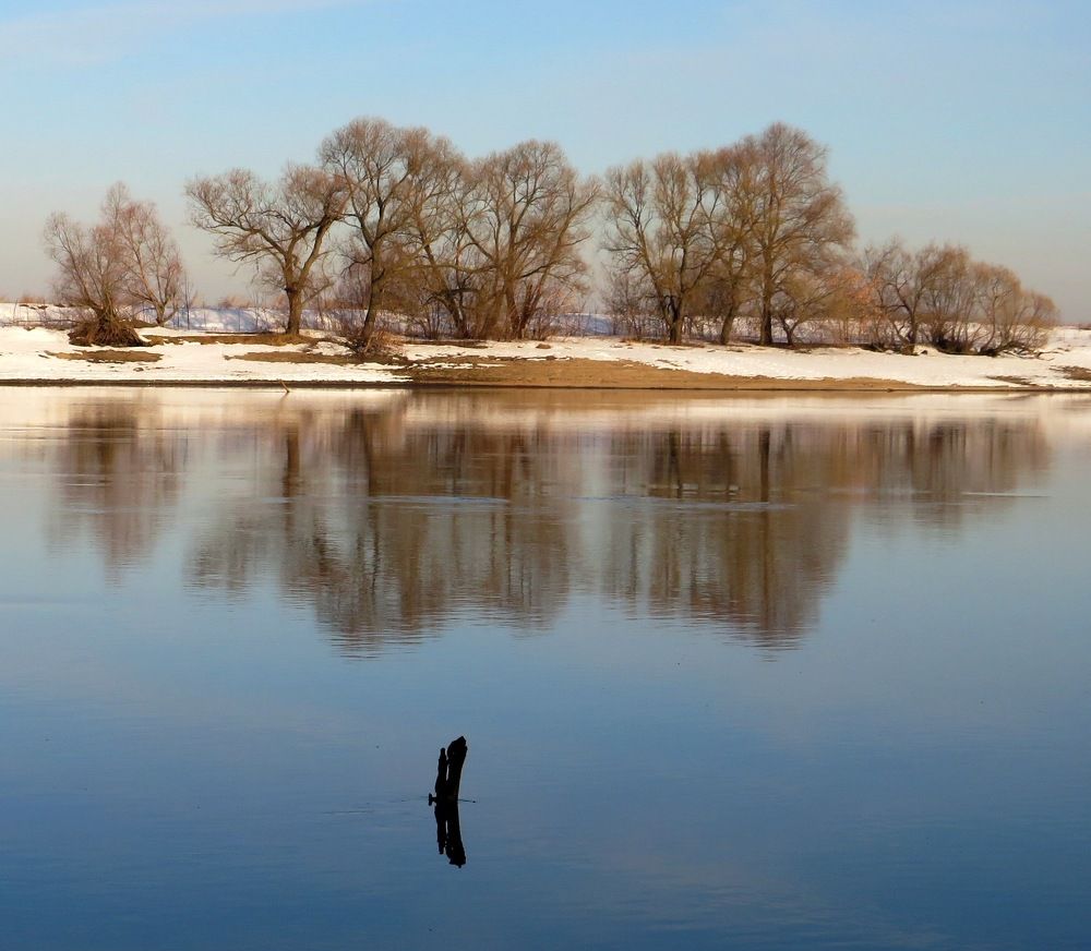 Последний снег на берегу