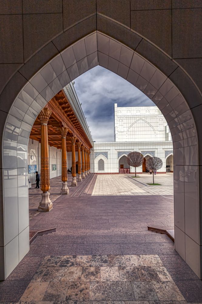 Во двор мечети