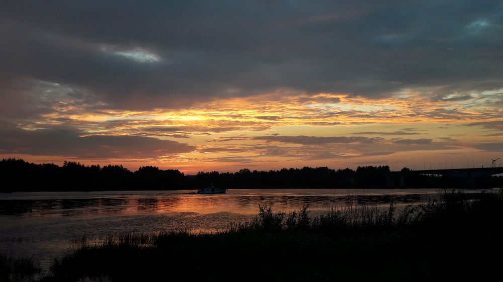 Закат на реке Волхов.