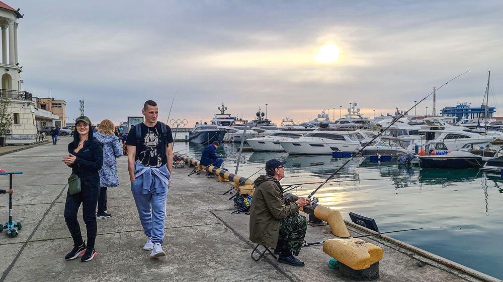 Вечерний променад в Гавани Сочи