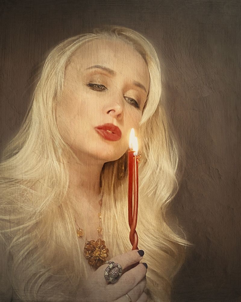 Красавица со свечами