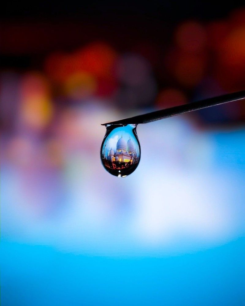 The réflexion of the mosque in the drop