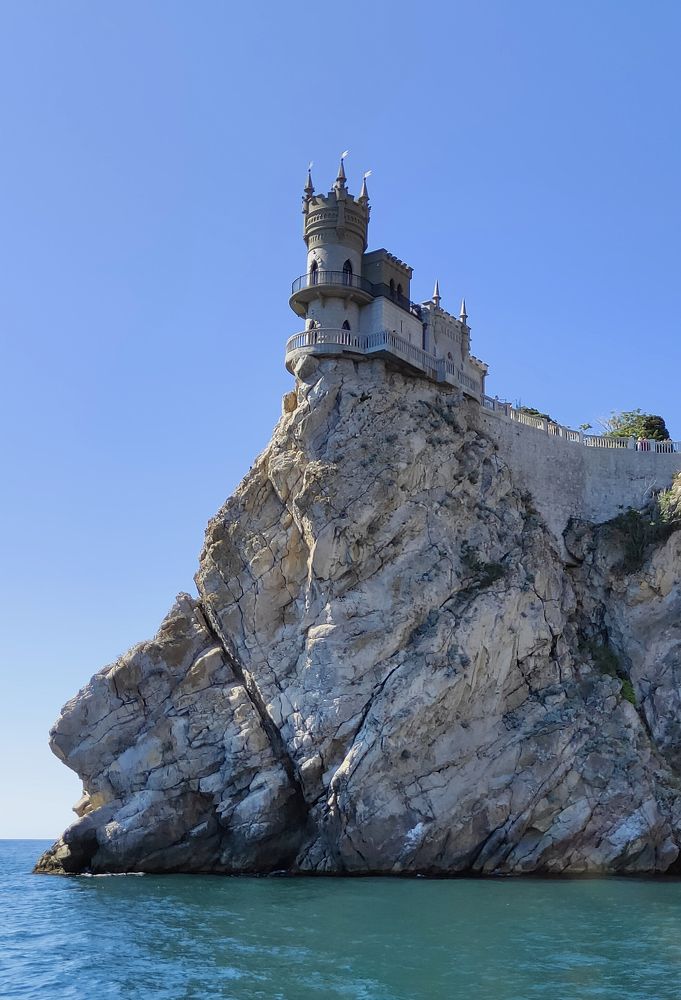 Замок на скале.