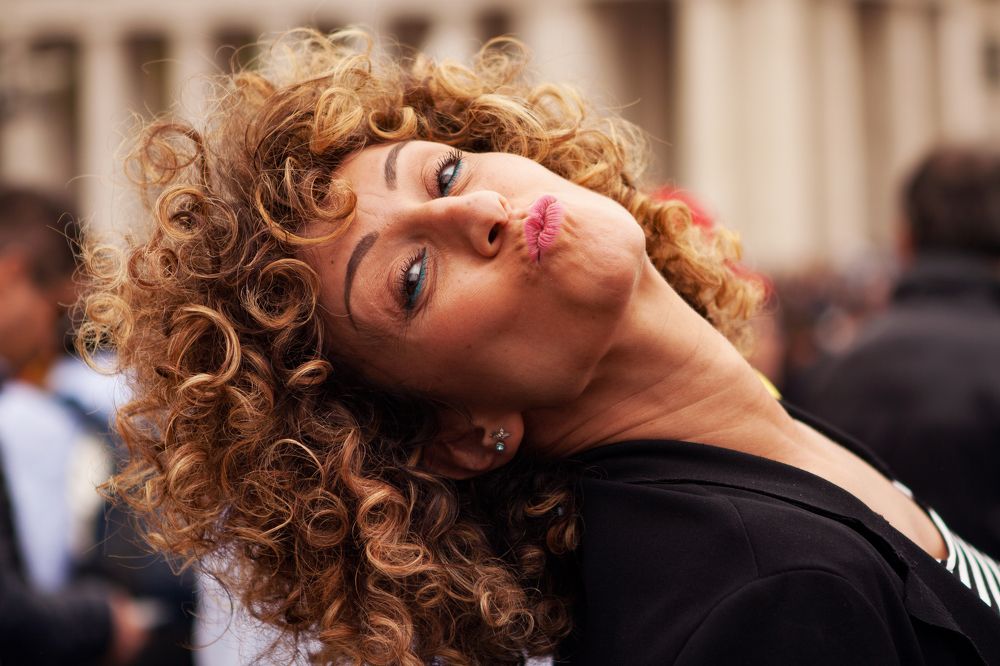 Прекрасная итальянка радуется Пасхе