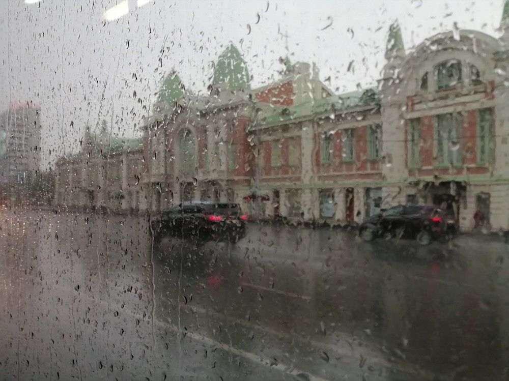 По главному проспекту в дождь