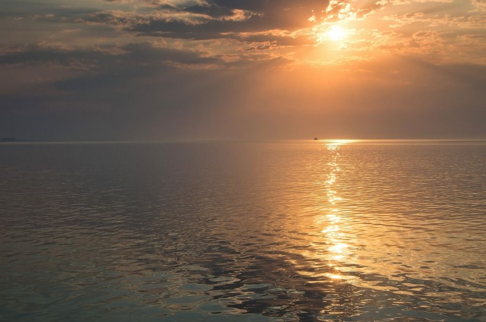 Солнечная дорожка уходящая за горизонт...