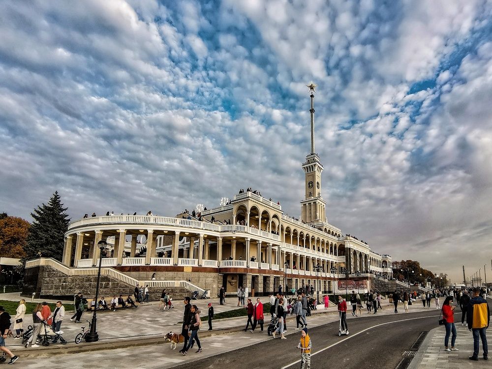 Речной вокзал столицы на закате.