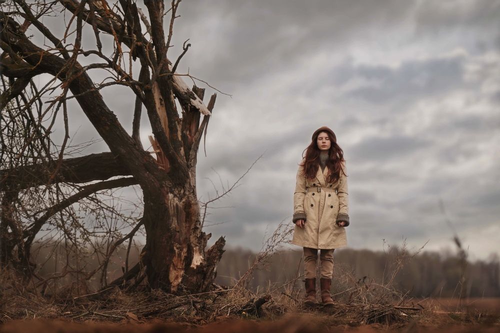 Евушка у дерева в Митькино близ Дмитрова