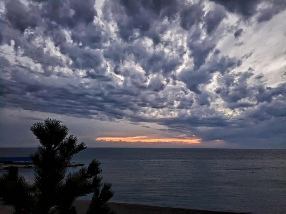 Вечернее небо над морем.