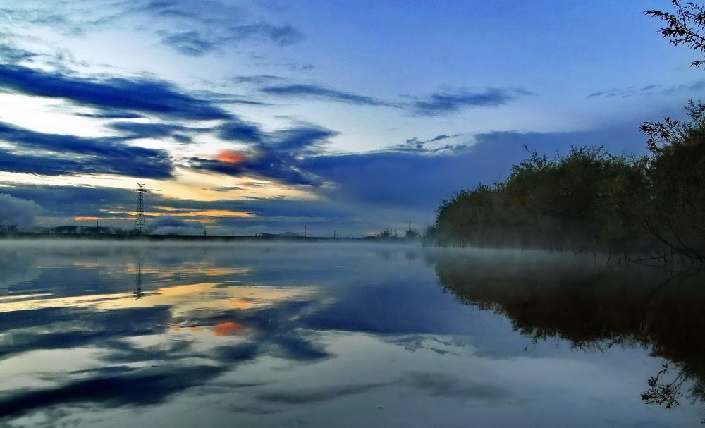 Рассвет над озером.