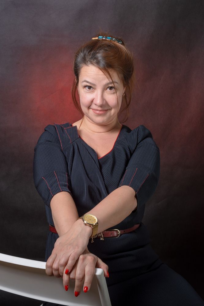 Елена стесняется фотографироватся