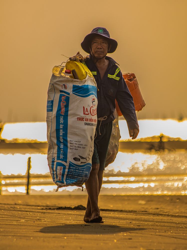 Người góp phần làm sạch bờ biển