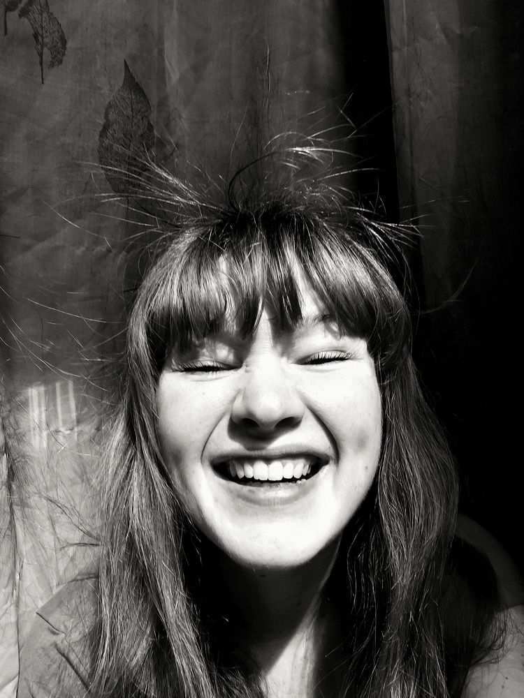 В любой непонятной ситуации-улыбайся