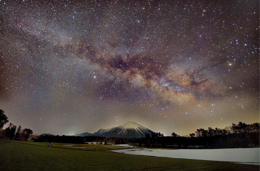 Milky Way over Mt. Daisen in March