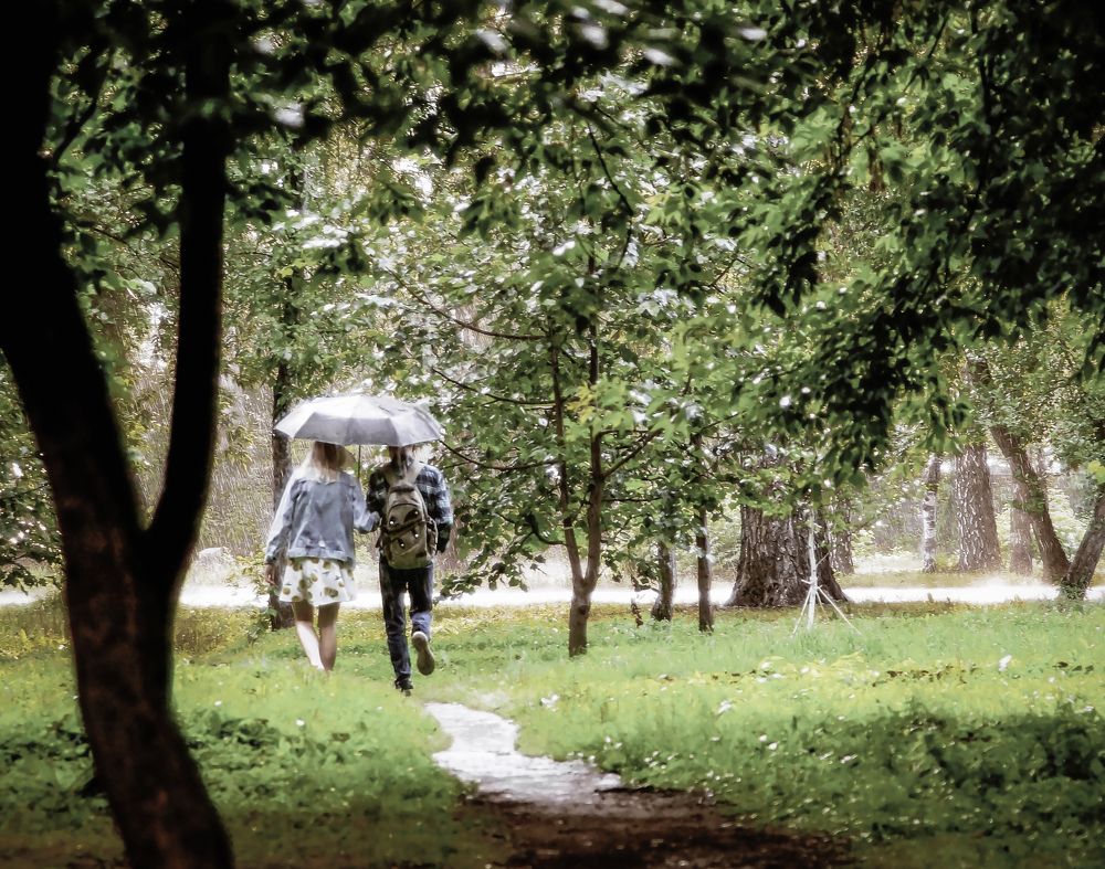 Двое под дождём.