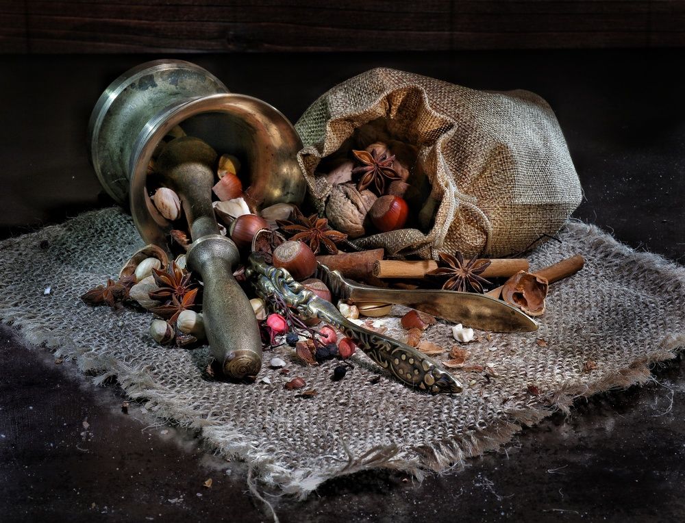 Орехи,корица,бадьян и латунные приборы