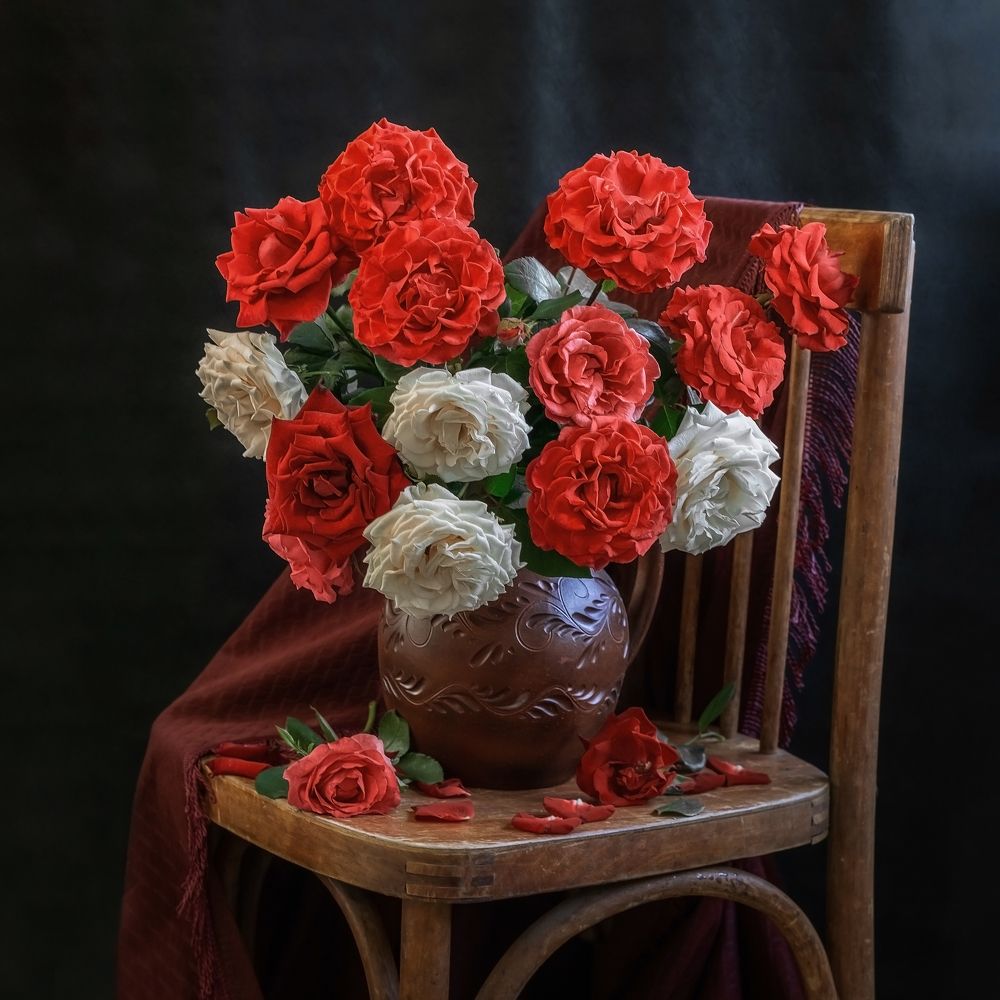 Розы в кувшине