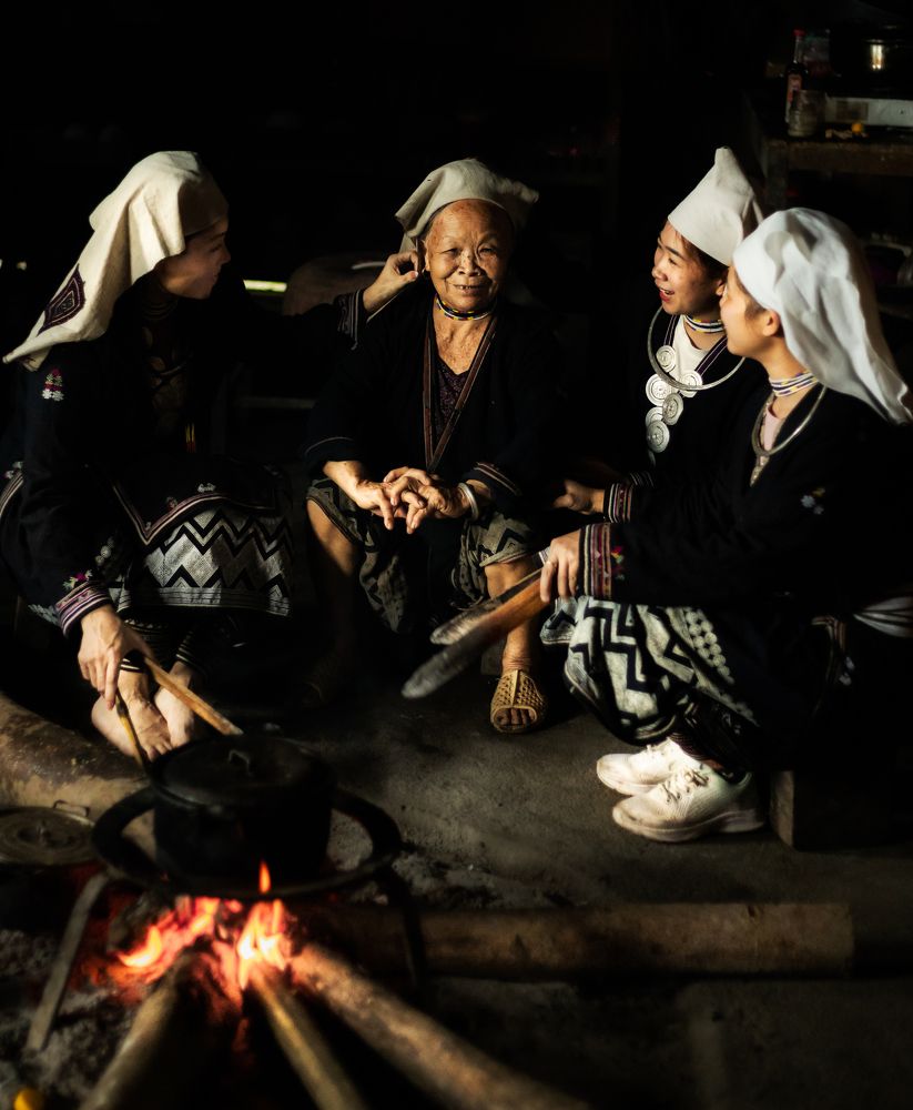 bếp lửa ấm - sudden shot of grandma and children