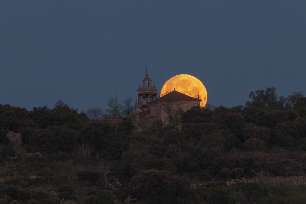 Luna Llena y Ermita de la Virgen del Castillo (Arribes del Duero)