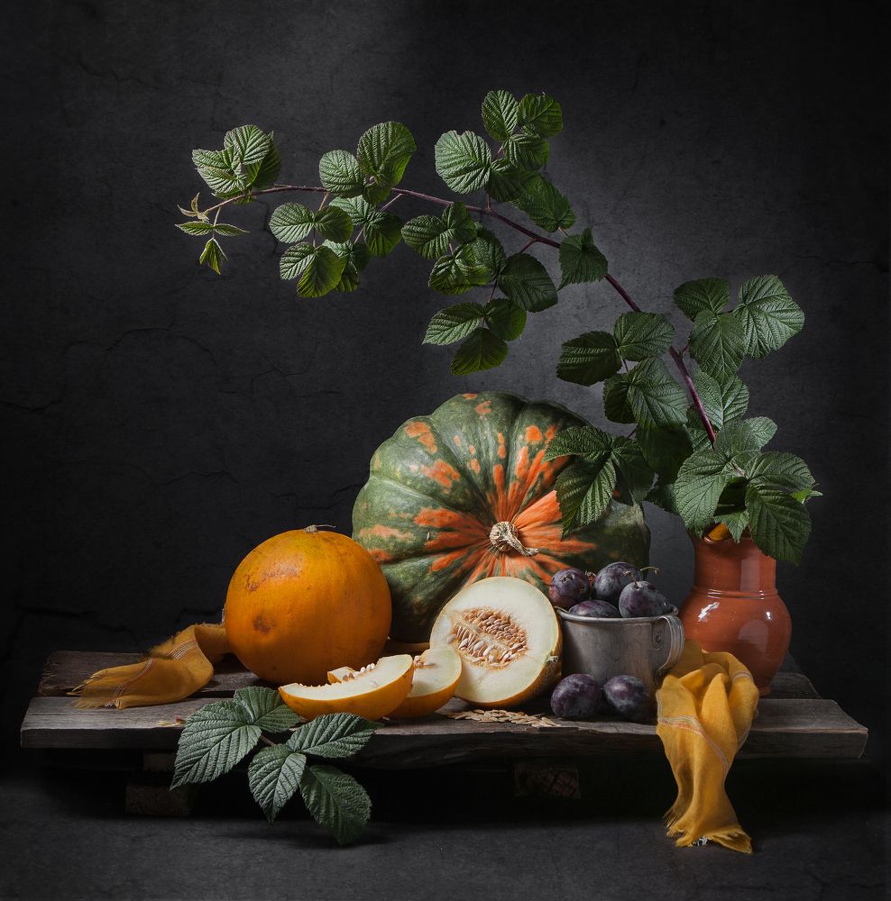 Осень жёлтой косынкой повязана.