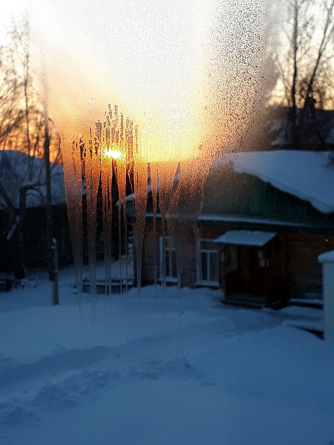 Зимний морозный восход
