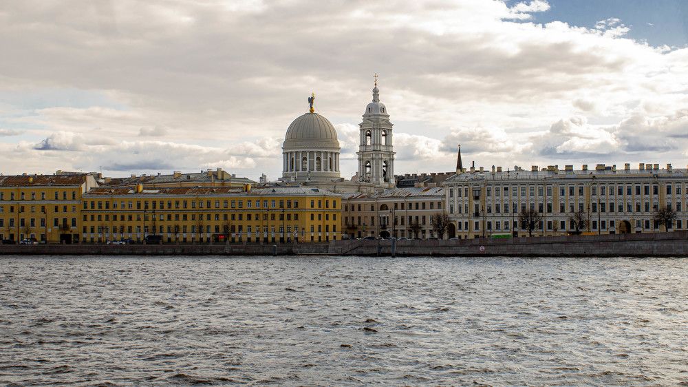 Вид на храм св.Екатерины через Неву