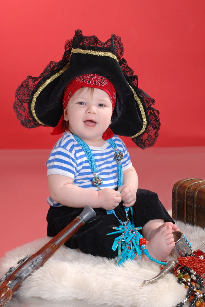 Пират и сундук с сокровищами!