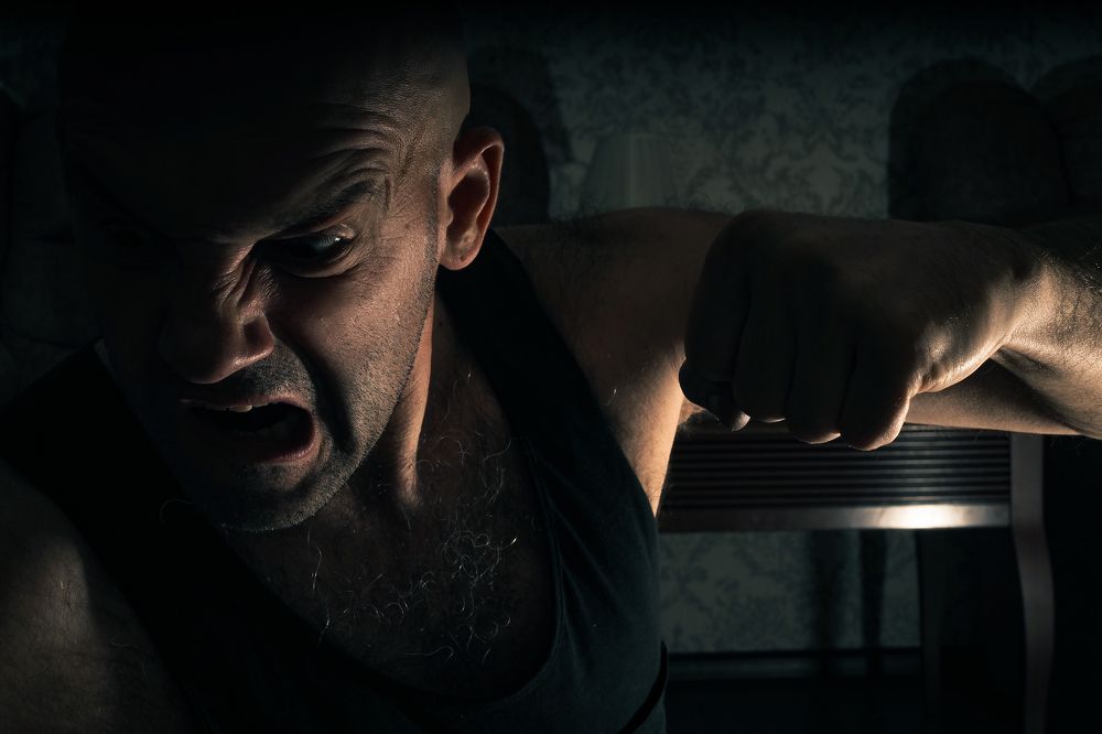 Бей первым.