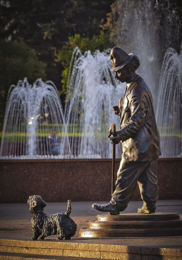 Памятник выдающемуся цирковому артисту Михаилу Николаевичу Румянцеву (он же Карандаш) и его собаке Кляксе.