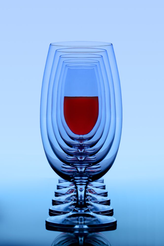 Шесть бокалов с красным