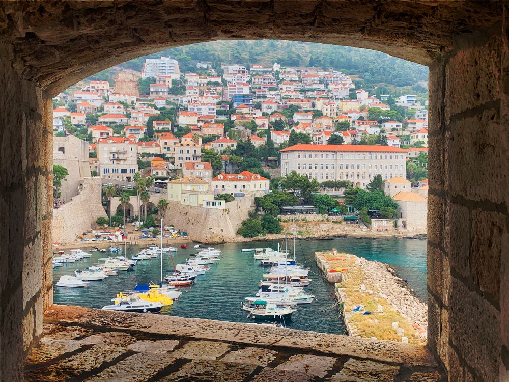 А из нашего окошка