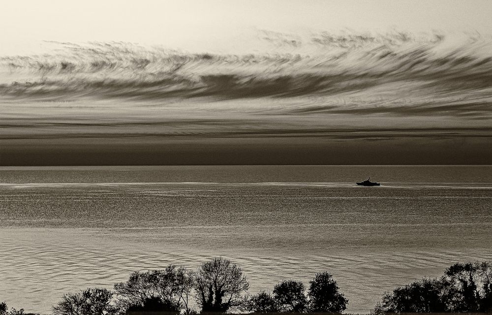Черноморское побережье, красивые облака нависли над морем и военным кораблем.