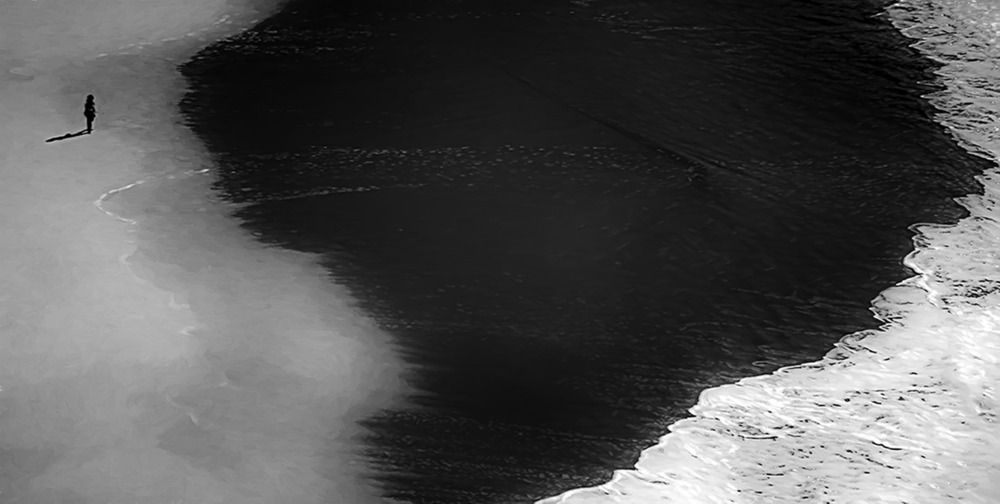 Algures, entre a tarde e o vento. / Somewhere between the afternoon and the wind.