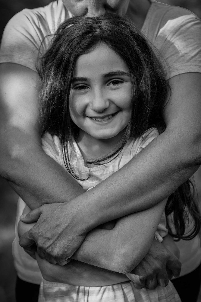 В объятиях матери.