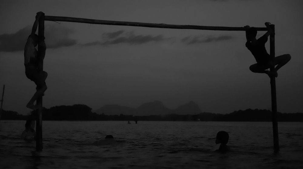 Crianças indígenas brincam na água