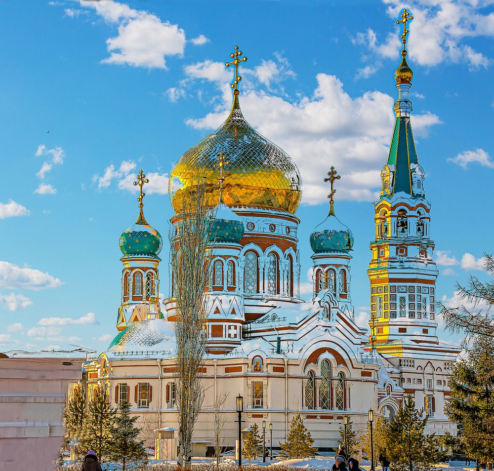 Золотые купола в золотых лучах утреннего солнца.