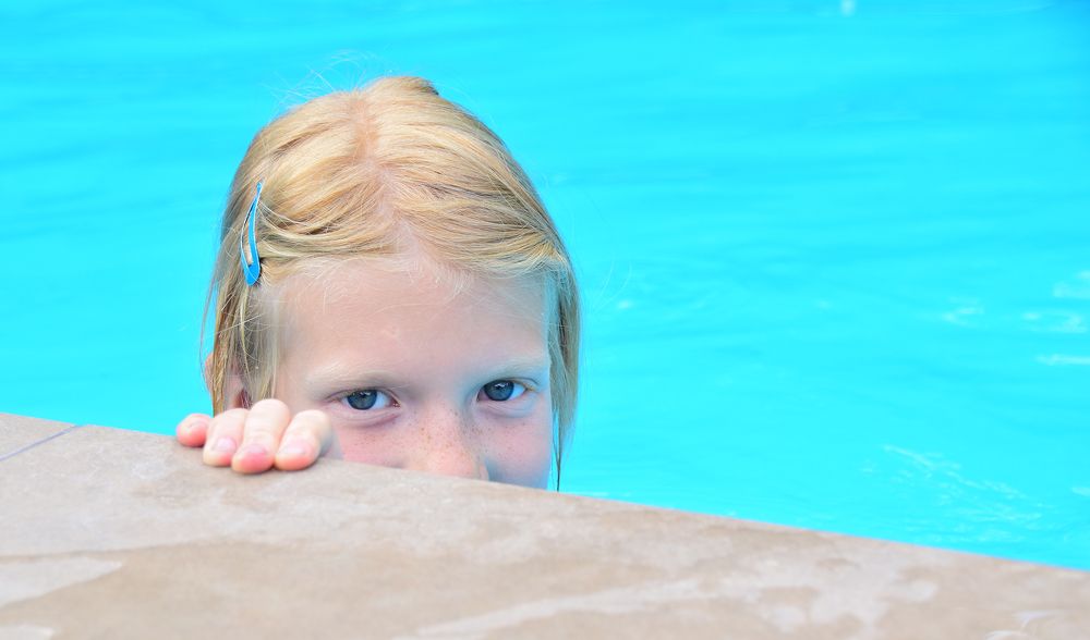 Девочка в бассейне