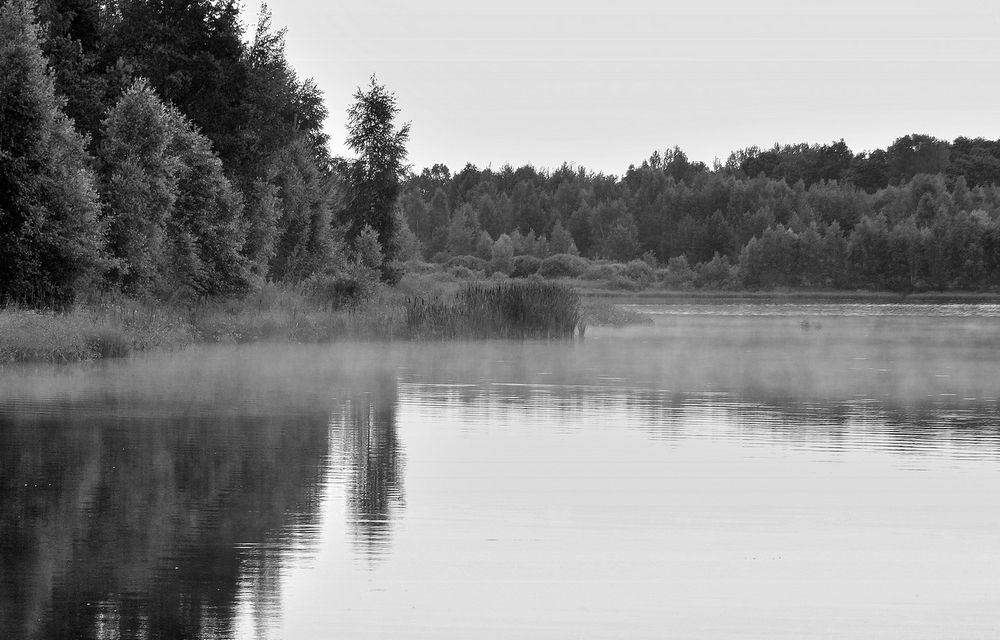 В мае на озере туман