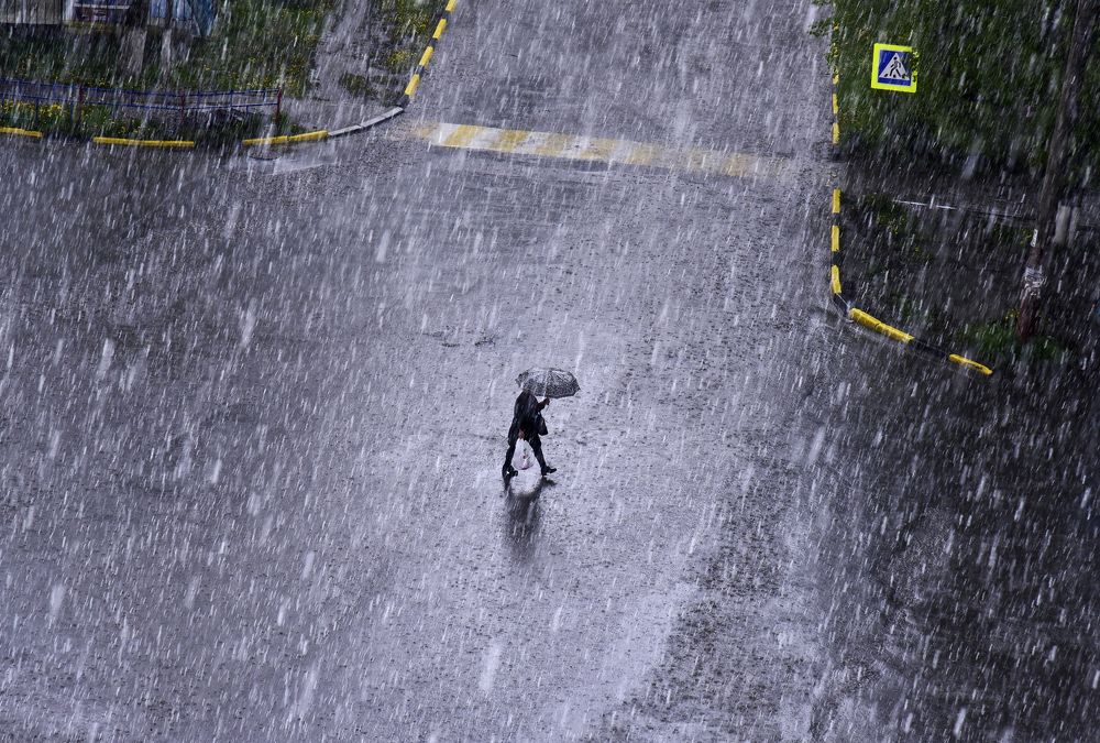 Посреди дождя.