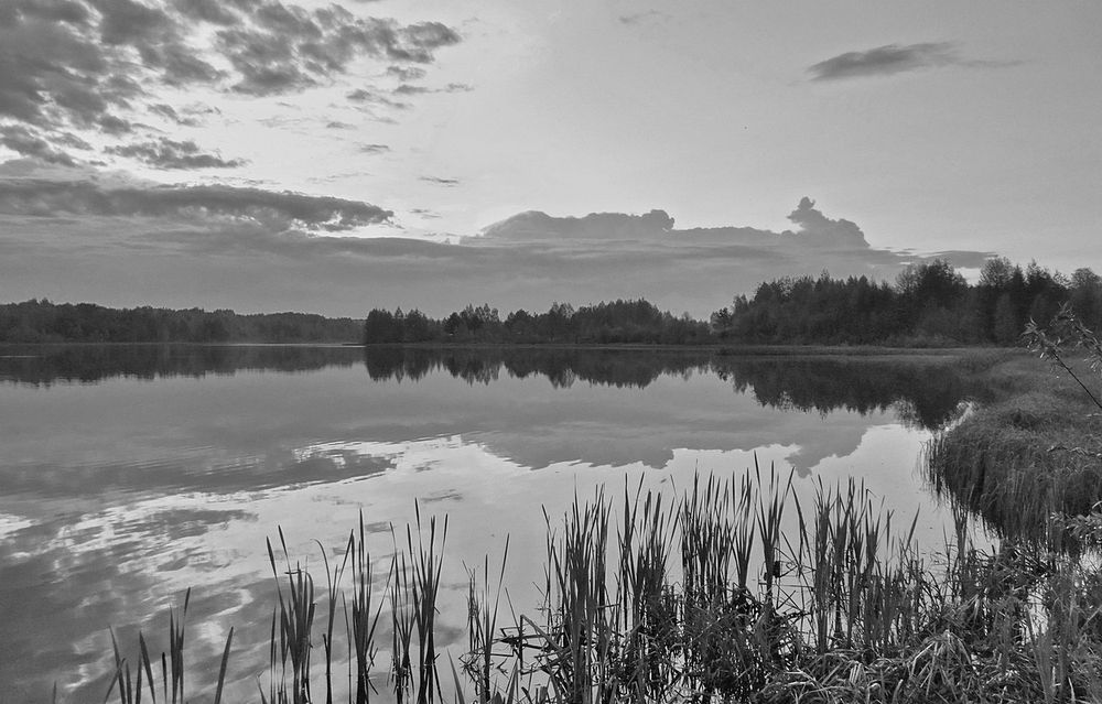 Вечер после грозы на озере