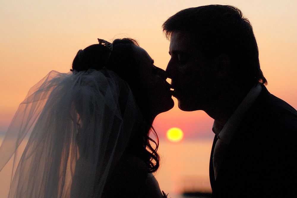 Суженые на закате солнца